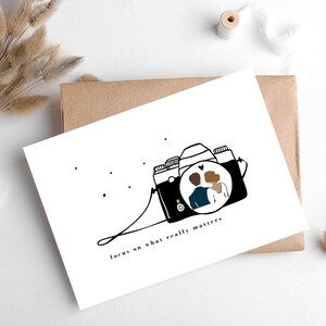 FOCUS On What Really Matters-kaart van Hygge Cards, myhyggeshop.com/ Een herinnering om prioriteit te geven aan wat er echt toe doet in het leven/ Jubileumkaart/