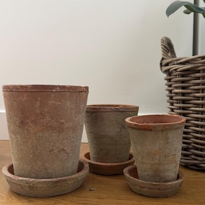 Handgemaakte terracotta plantenbakkenset/verouderde terracotta bloempotten set van drie/rustiek en vintage