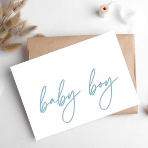 Tarjeta con escritura a mano de bebé niño de Hygge Cards, myhyggeshop.com / Perfecta para dar la bienvenida a un nuevo miembro de la familia; comparte el espíritu hygge/
