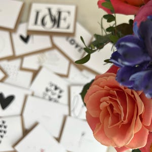 PAQUETE DE TARJETAS MISTERIOSAS 10 por 10 de Hygge Cards, myhyggeshop.com/ Deja que la vida te sorprenda de la mejor manera/ Diez tarjetas sorpresa/ Cumpleaños/