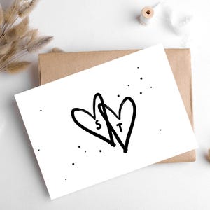 CARTA CUORI E INIZIALI di Hygge Cards, myhyggeshop.com/ Festeggia l'amore/ Personalizza questa graziosa carta con le tue iniziali in due cuori/