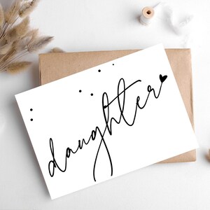 Cartão de caligrafia FILHA da Hygge Cards, myhyggeshop.com/ Este cartão oferece um toque pessoal que mostra a ela o quanto ela significa para você/