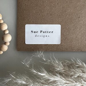 Logo Aufkleber/ Easy Peel Aufkleber / Künstler oder Designer Aufkleber auf weißem Papier
