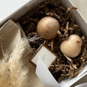 CAJA DE REGALO DE BODA + Tarjeta de felicitación / Interior: 2x pájaros nórdicos + mini marco de latón + 2x servilletas de lino natural / Caja de boda o cumpleaños / Cesta /