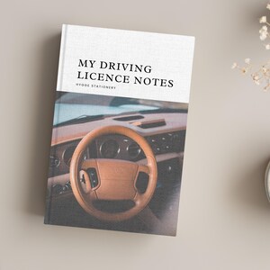 M Y RIJBEWIJS-INFORMATIE Gelinieerd notitieboek/ Om je te helpen georganiseerd en gefocust te blijven op je reis naar het behalen van je rijbewijs/