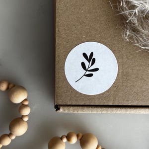 Personalisierte Blume / Logo Aufkleber / Runder weißer Logo Aufkleber / Perfekt für kleine Geschäftsverpackungen, Geschenke und Bestellungen von myhyggeshop.com