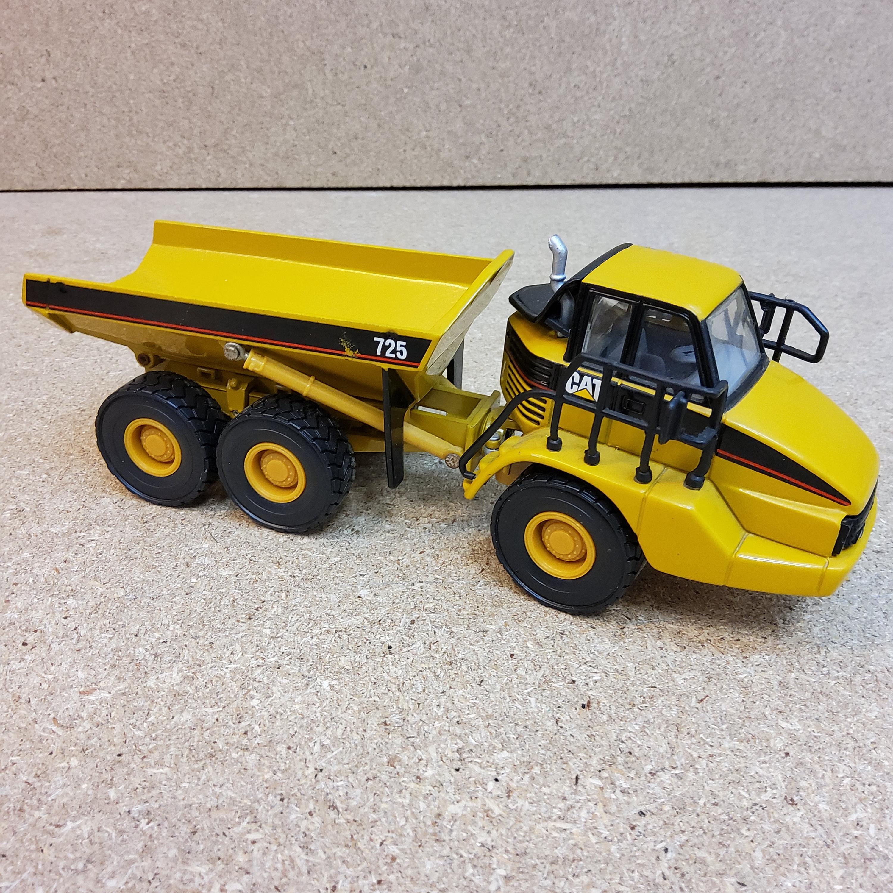 Caterpillar 725 Articulated Dump Truck – 1:50 Scale