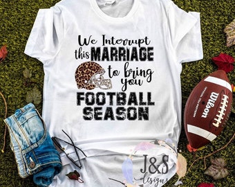 Stagione di calcio Matrimonio T-Shirt, Moglie Camicia, Leopard Helmet, Distratto Marito, Sport autunnali