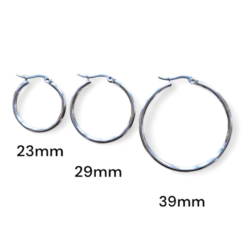 Peut inclure: Trois boucles d'oreilles cr&eacute;oles argent&eacute;es de diff&eacute;rentes tailles : 23 mm, 29 mm et 39 mm. Les boucles d'oreilles sont pr&eacute;sent&eacute;es sur un fond blanc. Les cr&eacute;oles ont un design simple et classique.
