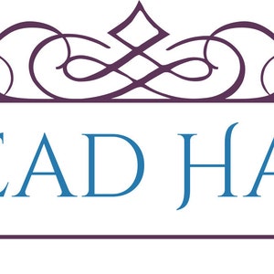 Peut inclure: Logo avec le texte "A BEAD HABIT" en bleu dans une police stylis&eacute;e. Le texte est plac&eacute; sur une banni&egrave;re rectangulaire blanche avec une bordure et des extensions en forme de ruban violet. Au-dessus du texte, un ornement violet.
