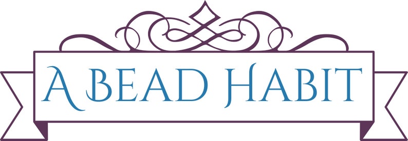 Peut inclure: Logo avec le texte "A BEAD HABIT" en bleu dans une police stylis&eacute;e. Le texte est plac&eacute; sur une banni&egrave;re rectangulaire blanche avec une bordure et des extensions en forme de ruban violet. Au-dessus du texte, un ornement violet.