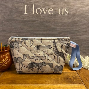 Bolsa para calcetines, bolsa pequeña para proyectos. Monedero de nociones de artesanos, bolso de nociones de tejido. bolso con cremallera superior. bolso de nociones de crochet. Animales salvajes