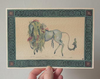 Può includere: Illustrazione di una creatura mitica con corpo di cavallo e criniera di foglie e fiori. L'opera è incorniciata con un bordo verde ed elementi decorativi agli angoli. La creatura è di colore grigio-azzurro pallido.