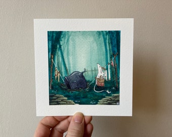 Può includere: Illustrazione ad acquerello di una scena forestale stravagante. Un vaso scuro rovesciato è in uno stagno. Una creatura bianca con una lunga coda stende il bucato su uno stendibiancheria. Un cesto di oggetti è vicino. Lo sfondo presenta una fitta foresta.