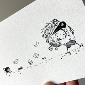 Könnte beinhalten: Eine skurrile Schwarz-Weiß-Illustration zeigt eine vogelartige Figur, die einen großen Geldbündel trägt, wobei Geldscheine herausfallen. Eine kleine Figur verfolgt sie. Die Zeichnung befindet sich auf strukturiertem Papier.