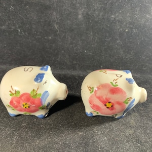 Vintage Collectable Ceramic Pigs In Pansies Salt and Pepper Shakers in Excellent Condition! Hand painted Unique Gift!!