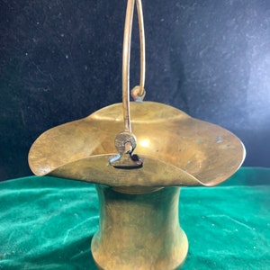 Vintage Collectable Solid Brass Planter or Spittoon Made in India with Handle in Excellent Condition!
