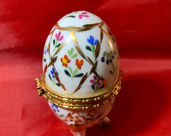 Oeufs vintage peints à la main en porcelaine fine à charnière avec des fleurs. Coffrets cadeaux uniques ! Condition excellente!! Votre choix!