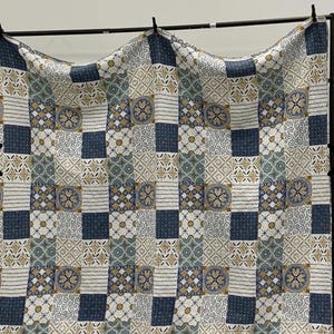 Medallion Quilt Cheater Quilt 103"x 90" King Size Reversible