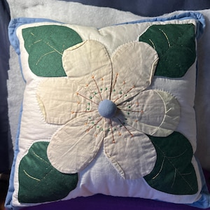 Fundas de almohada y almohada acolchadas hechas a mano con flor de magnolia en 3D, 40 x 40 cm. ¡Dos colores a elegir! Hechas por Donna Sharp en 1998.