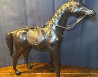 ヴィンテージブラウンレザーの馬の置物：コレクターズアイテム - Etsy 日本