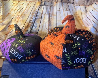 Halloween-pompoenkussenset - handgemaakte set van twee pompoenkussens met spinnen en katten "Boo" in goede staat!