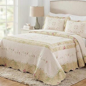 Vintage Cottage Core-quilt. XL kingsize: 120 x 118 inch of California King. Gebloemd met geschulpte randen, geborduurde bloemen en patchwork.