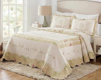 Trapunta vintage Cottage Core. Dimensioni XL King Size 120"x118" o California King. Motivo floreale con bordi smerlati, fiori ricamati e patchwork.