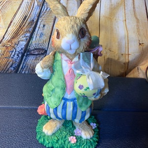 Figura grande de conejo de Pascua con bolsa de huevos