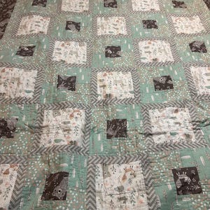 Couette en patchwork pour bébés/bambins d'environ 62 x 120 cm. Créatures des bois/animaux de la forêt sur le thème : renard, ours, cerf, lapins, hérisson.