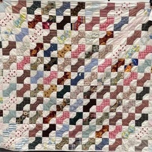 Vintage scrappy vlinderstrikquilt. Handgemaakte handgemaakte quilt van 82 x 68 inch. 3D-effectpatroon optische illusie