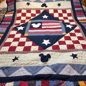 Disney Americana Quilt Set. Reversible, Twin Größe ca.87 "x64" Flaggenmotiv mit Mickey Mouse Outlines. 32 "x 26 Kissen Sham.