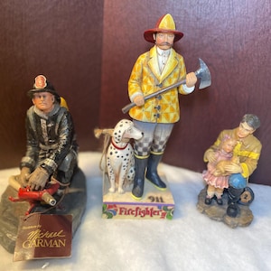 Vintage Feuerwehrmann Skulpturen. Auf dem Schlauch mit Dalmatiner oder Tröstend ein Kleines Mädchen und ihre Katze. Deine Wahl! Ausgezeichnete Geschenke !!