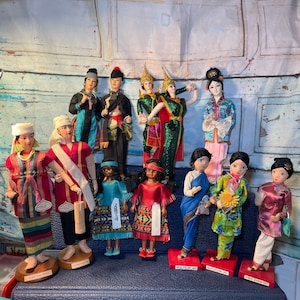 Bonecas internacionais colecionáveis de Bangkok. Tribo Meo, dançarinas tailandesas, Giesha, indianas, malaias, chinesas e nativas americanas - sua escolha!!