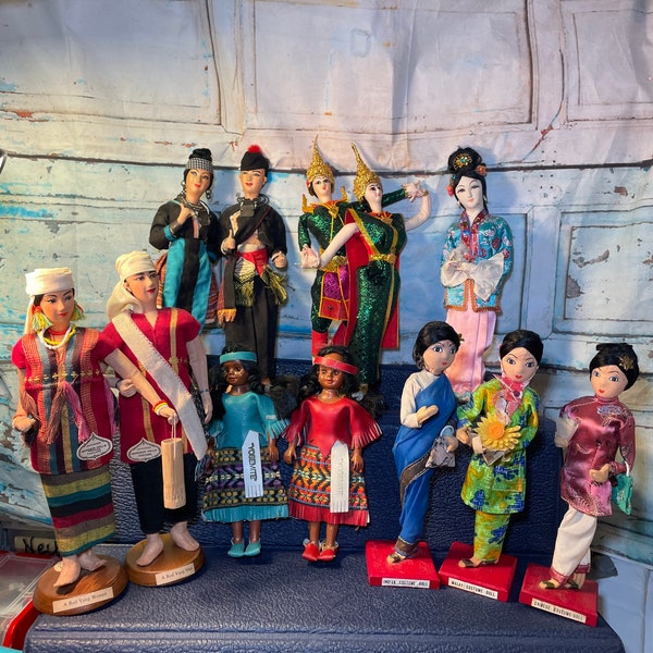 Bangkok Collectible International Dolls. Meo Tribe, Thailand Dancers, Giesha, Indianer, Malaysier, Chinese und Native American - 1Ihre Wahl !!