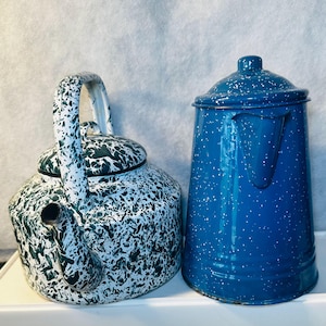 Op de afbeelding: Een rustiek houten bord met de tekst "Welcome to our home" in witte letters. Het bord heeft een verweerde afwerking en een eenvoudig, uitnodigend ontwerp, ideaal voor voordeurdecoratie.