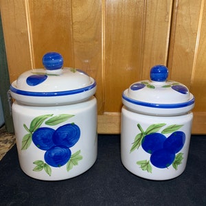 Juego de 2 botes vintage Fruit Plum. ¡Excelente estado! Tarros para galletas, harina, azúcar y café.