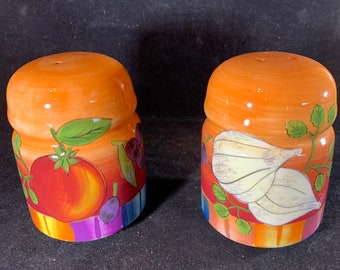 Vintage handmålade salt- och pepparkar i keramik