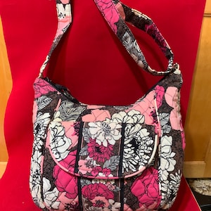 Bolso bandolera Vera Bradley en color rosa, blanco y tostado con billetera de 4 pliegues a juego ¡NUEVO! Stock antiguo.