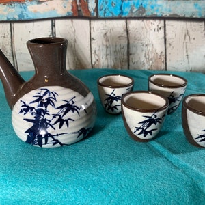 Japanese Ceramic Vintage Saki Set with Small Pot and Four Small Ceramic Cups in Excellent Condition!
