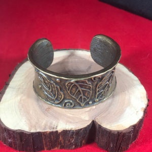 Beautiful solid brass cuff with leaf design