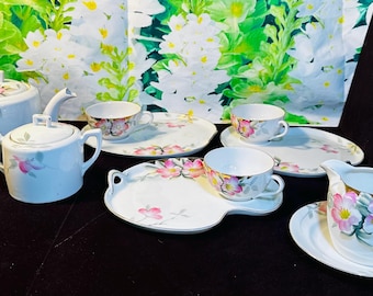 Precioso juego antiguo de té y aperitivos con diseño floral de azaleas, de la marca Noritake, que incluye tetera, lechera y azucarero, tres tazas de té y platos para aperitivos.