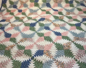Splendida trapunta vintage. Set copriletto matrimoniale king size 257x220 cm con due federe abbinate. Motivo a ananas che crea un effetto ottico. Davvero bella!
