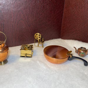Miniaturas de cobre y latón para casas de muñecas: teteras y herramientas para chimeneas