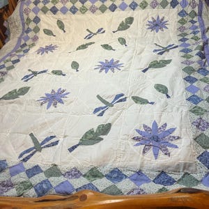 Edredón de patchwork con estampado floral y de libélulas, 254 x 229 cm, con bordes triangulares. Tamaño king. Borde con estampado de platos rotos. Edredón perfecto para la primavera.