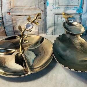 Op de afbeelding: Een set van drie keramische mokken met een gespikkelde, matte afwerking. De mokken zijn in de kleuren crème, lichtgrijs en donkergrijs. Elke mok heeft een eenvoudig, minimalistisch ontwerp en een afgeronde handgreep.