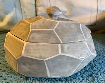 Anthropologie trinketschaal met deksel: grijze geometrische ringdoos
