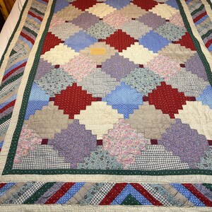 Patchwork Blockhaus Quilt. Vintage, handgefertigte, umkehrbare Quilt 84 "x 62" Twin Sized oder Bettdecke für Queen / Full. Cottage Kern Ästhetik.