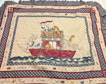Set per culla vintage "Arca di Noè" di Lamb's Ivy. Include paracolpi, lenzuolo con angoli, porta pannolini, arazzo da parete, trapunta e volant per il lettino. Un'adorabile decorazione per la cameretta!