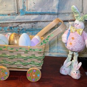 Schattige Peter Rabbit-paashaastuinman met zijn tuinwagen en eieren. UITSTEKENDE staat !!